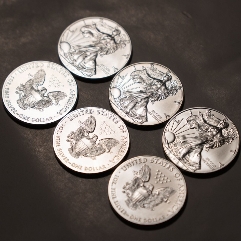 Zestaw 80 sztuk 1-uncjowych monet Amerykański Orzeł wydanych w Stanach Zjednoczonych. Monety z losowych roczników, większość w bardzo dobrych stanach. Wysyłane w czterech tubach, każda po 20 sztuk
