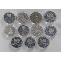 Zestaw monet zawierający łącznie min. 10 uncji czystego srebra - zdjęcie przykładowe
W zestawie znajdą się monety wyłącznie w bardzo dobrych stanach (możliwe drobne ryski lub drobne milk spoty), opakowane w kapslach, z poniższych rodzajów:- srebrne monety o nominałach 10zł, 20zł wydawane przez NBP zawierające 0.84 lub 0.42 uncji czystego srebra- monety srebrne 1-uncjowe- monety srebrne 2-uncjowe 
Dodatkowo w zestawie rękawiczki gratis
Opakowanie: woreczek lniany